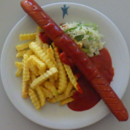 Currywurst 'Hot and Sweet' an 2erlei Saucen (2,3,9) dazu Pommes Frites und Salatgarnitur 