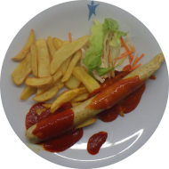 CurryV-wurst 'Hot & Sweet' an 2erlei Saucen (3,9,18,21) mit Steakhouse Pommes und Salatgarnitur