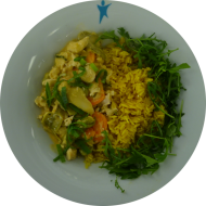 Thai-Hähnchen-Curry mit Kokosmilch, buntem Gemüse und Knoblauch (2,3,14,49,54) dazu Kurkumareis