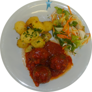 3 Spanische Fleischbällchen 'Albondigas' an feuriger Tomatensoße (15,49,81) dazu würzige Schwenkkartoffeln und Salatgarnitur