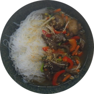 'Chop Suey' mit Rindfleisch, Karotten, Paprika und Sprossen (2,18,23,52,81) dazu Glasnudeln (2,18,81)