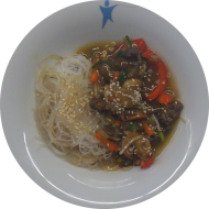 Kleine Portion: 'Chop Suey' mit Rindfleisch, Karotten, Paprika und Sprossen (2,18,23,52,81) dazu Glasnudeln (2,18,81)