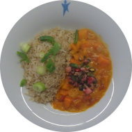 'Kürbis-Curry' mit Tomaten und Kokosmilch dazu Vollkornreis dazu on Top Granatapfelslaw