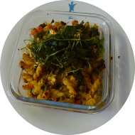 Nudelauflauf 'Blitz-Bolo' mit Hackfleisch, Tomaten, Hartkäse und frittiertem Rucola (15,19,21,81)