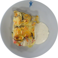 Vegetarisches 'Moussaka' mit Zucchini, Aubergine, Knoblauch und Hirtenkäse (15,19) dazu Aioli-Dip (15,19,49,81)
