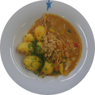 Afrikanischer Erdnusstopf mit Weißkohl, Möhren, Kidneybohnen, Paprika und Tomaten (17,22) dazu würzige Chili-Kräuter-Kartoffeln
