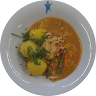 Kleine Portion: Afrikanischer Erdnusstopf mit Weißkohl, Möhren, Kidneybohnen, Paprika und Tomaten (17,22) dazu würzige Chili-Kräuter-Kartoffeln