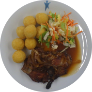 Thüringer Rostbrätl - Schweinesteak in Senf-Zwiebel-Schwarzbiermarinade (22,44,51) an Bratenjus (81) dazu Kartoffelbällchen (81) und Salatgarnitur