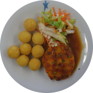 Süßkartoffel-Erbsen-Medaillon (21,81) an Bratenjus (81) dazu Kartoffelbällchen (81) und Salatgarnitur