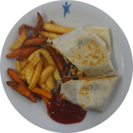 Mexikanischer Burrito mit Hähnchen, Cheddar, Bohnen, Mais und Chilisauce (1,9,19,54,81) dazu Süßkartoffel Pommes Mix