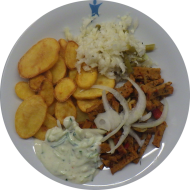 Hausgemachter Seitan Gyros (49,62,81) an Sojaziki (3,18,49) dazu Kartoffel-Chips und kleiner Weißkrautsalat mit Lauchröllchen