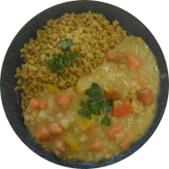 Süßkartoffel-Erbsen-Masala mit Kokosmilch und Koriander, dazu gedämpfter Zartweizen (81)