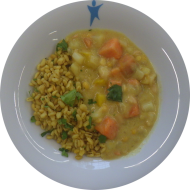 Kleine Portion: Süßkartoffel-Erbsen-Masala mit Kokosmilch und Koriander, dazu gedämpfter Zartweizen (81)