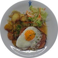 Leberkäse mit Spiegelei (2,3,8,15,21,22) dazu Kräuter-Bratkartoffeln