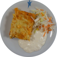 Kritharaki-Auflauf mit Zucchini, Tomate, Knoblauch und Hirtenkäse (19,49,81) dazu Aioli-Dip (15,19,49,81) und Salatgarnitur