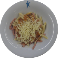 Kleine Portion: Makkaroni mit Jagdwurststreifen (1,2,3,8,22,46,51,81) an Tomaten-Kräuter-Soße (81) dazu geriebener Gouda (19)
