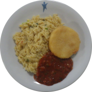 Hausgemachter panierter Hirtenkäse (15,19,81) mit Tomaten-Dip 'Napoli' (9) dazu Pastasotto mit gehobeltem Hartkäse (3,15,19,24,81) und frisches Obst