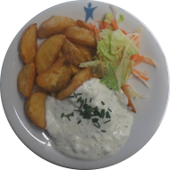 Kleine Portion: Gebackene Kartoffelspalten und Kräuterquark (19) dazu Salatgarnitur