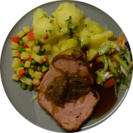 Gebratener Leberkäse (1,2,3,8,46,51) an Zwiebelschmelze (52,81) dazu Gemüse- und Sättigungsbeilagen zur Wahl