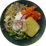 Griechische Tzatziki Bowl mit Gemüse, Kritharaki und Grillkäse (3,19,49,81)