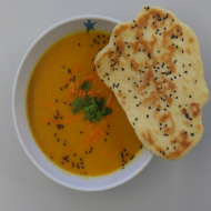 Karotten-Ingwer-Suppe mit Apfel, Kokosmilch und Zitronengras (2,3,18,49,81) dazu hausgebackenes Naanbrot (3,18,23,81)