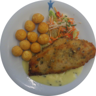 Hausgemachtes gebratenes Putenbrustfilet in Kürbiskernpanade (15,54,81) mit Sauce Bearnaise (8,15,19) dazu Kartoffelbällchen (81) und Salatgarnitur