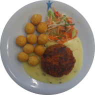 Bratling aus Haferflocken, Karotten, geriebenem Käse, Zwiebeln und Knoblauch (15,19,49,84) mit Sauce Bearnaise (8,15,19) dazu Kartoffelbällchen (81) und Salatgarnitur
