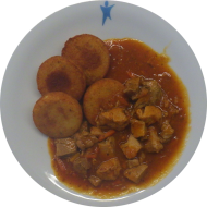 Schweinegulasch (1,3,21,51,81) dazu Macaire Kartoffeln (81) und frisches Obst