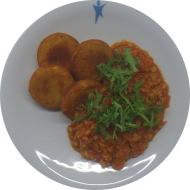 Grünkernragout mit Tomate und Rucola (49,81,85) dazu Macaire Kartoffeln (81) und frisches Obst