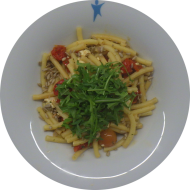 Vitalangebot: Bunte Pastapfanne mit Kirschtomaten, Rucola, Sonnenblumenkerne und Hirtenkäse (15,19,81)