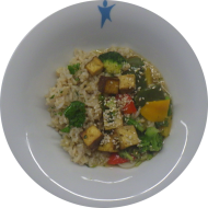 Kleine Portion: Asiatisches Tofu Stir Fry mit Brokkoli, Frühlingszwiebel, Knoblauch, Koriander und Sesam (2,18,23,44,49,81) dazu Vollkornreis