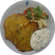 Vitalangebot: Hausgemachte Kartoffel-Zucchini-Rösti (2,3,15,24,81) mit Bärlauch-Dip (19) und Salatgarnitur