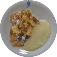Kleine Portion: Topfenschmarrn mit Puderzucker (15,19,81) und Vanillesoße (19)