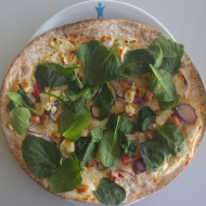 Vitalangebot: Flammkuchen mit Schmand, Rhabarber, Ziegenkäse, Spinat und roter Zwiebel (19,81)