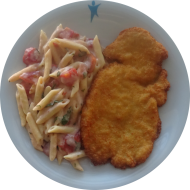 Hähnchenbrust Piccata mit Parmesanpanade (19,54,81) und Rahmmakkaroni mit frischen Tomaten (18,81) mit 1 Getränk 11,80 €