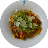 Pastapfanne Ratatouille mit Knoblauch und frischen Gemüse (49,81) mit gehobeltem Hartkäse (19,47) oder Reiberei (1). Auch als kleine Portion erhältlich.