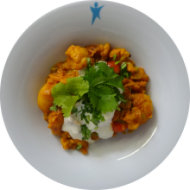 'Aloo Gobi' -pikante Kartoffel-Blumenkohl-Pfanne mit Sojajoghurt (3,18). Auch als kleine Portion erhältlich.