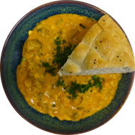 'Spicy Green' Curry mit Brokkokli, Süßkartoffel, Champignons, Kokosmilch (2,3,18) dazu Fladenbrot (23,81)