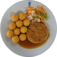 Hausgemachtes Süßkartoffel-Erbsen-Medaillon (62,81) an Kräutersoße (18,81) dazu Kartoffelbällchen (81) und Salatgarnitur