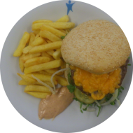 Burger 'Beef'n Bacon' mit Rindfleischpatty, Käse, Bacon und Gewürzgurken (1,2,3,9,15,19,22,23,51,52,63,81,83) dazu Pommes frites (62)