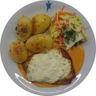 Gebratenes Putensteak mit Frischkäse und Lauch garniert (1,19,54) an 'Sauce Choron' (8,15,19,24,44) dazu Rosmarinkartoffeln (49) und Salatagarnitur)