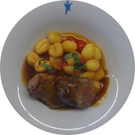 'Kräutermedaillons' vom Schweinefilet (51) auf gebratenen Gnocchi mit Basilikum und Kirschtomaten (15)