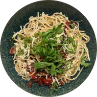 Pastaabend: Spaghetti 'Mykonos' mit Tomaten, Oliven, Knoblauch (3,24,81) und Rucola dazu Reiberei (1)