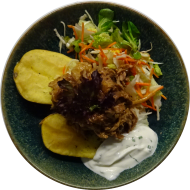 StreetFood: 'BBQ- Pulled Pork' (21) dazu eine Grillkartoffel mit Kräuter-Dip (22) und Salatgarnitur