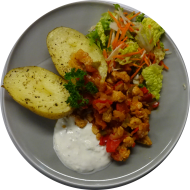 StreetFood: Sojageschnetzeltes (18) dazu eine Grillkartoffel mit Kräuter-Dip (22) und Salatgarnitur