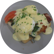 Frühstück in der cafete⁵⁵: 'Eier Benedict' - 2 pochierte Eier auf Toast, frischem Blattspinat, Bacon und Sauce Hollandaise (2,3,8,15,19,81) dazu ein Heißgetränk 0,2 l