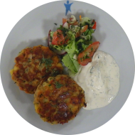 Hausgemachte 'Kaspressknödel' aus Knödelteig, Kartoffeln, Bergkäse, Zwiebeln und Schnittlauch (15,19,81) dazu Creme fraiché Dip (19) und bunter Salatmix