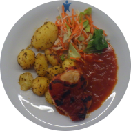 Gegrilltes Hähnchenbrustfilet in hausgemachter BBQ-Marinade (9,54) dazu Ofenkartoffeln mit mediterranen Kräutern und Salatgarnitur