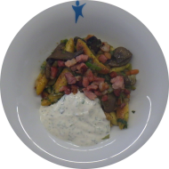 Kleine Portion: Lausitzer Schupfnudelpfanne mit Pilzen und Kasselerwürfeln (2,3,8,15,21,51,81) an Kräuter-Quark-Dip (19)