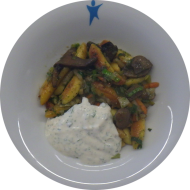 Kleine Portion: Lausitzer Schupfnudelpfanne mit Pilzen und Gemüse (15,21,81) an Kräuter-Quark-Dip (19)